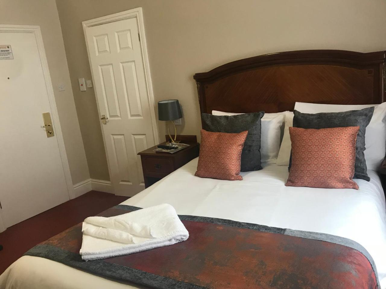 The Atherstone Red Lion Hotel Екстериор снимка